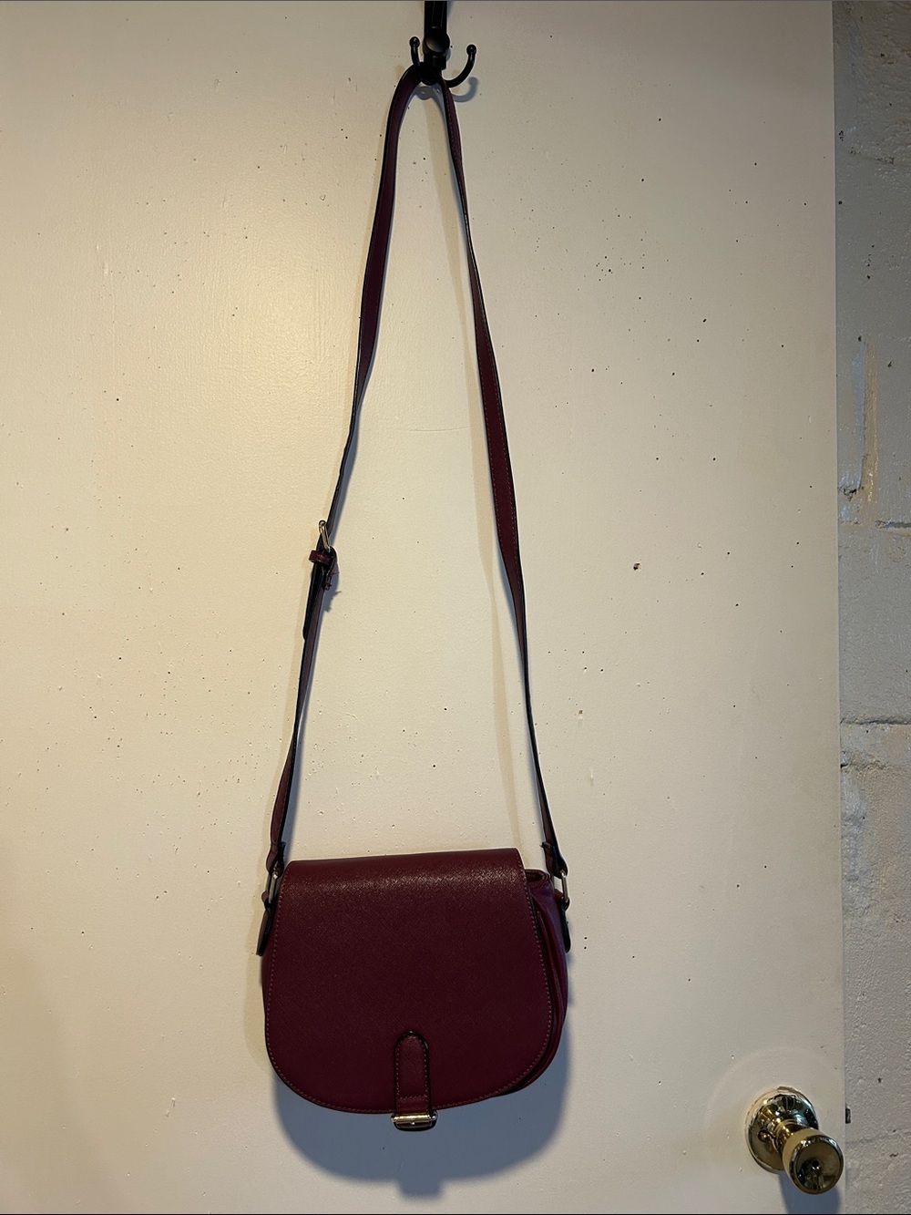 Classic Women's Crossbody Bag in Burgundy